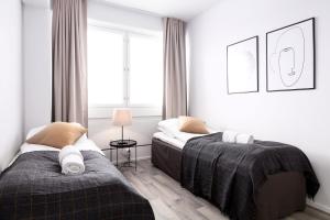 劳马Forenom Serviced Apartments Rauma Kaivopuisto的一间卧室设有两张床和窗户。