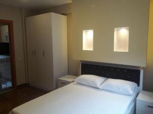伊斯坦布尔Ninve Apartments – Istanbul Bakirköy的卧室配有白色的床和2个枕头