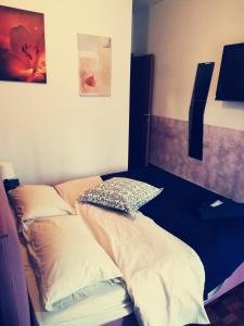 米兰Residence Vigliani的一张位于房间的床,上面有两个枕头
