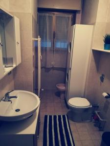 米兰Residence Vigliani的一间带水槽、卫生间和淋浴的浴室