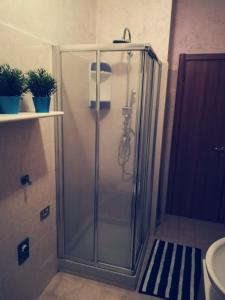 米兰Residence Vigliani的浴室里设有玻璃门淋浴
