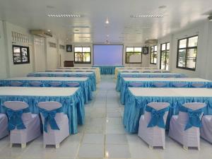 董里LayTrang Pakmeng Marina Spa and Resort的一间设有蓝色桌椅和屏幕的房间