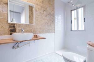 瓦伦西亚Cozy apartment Valencia city center!的白色的浴室设有水槽和镜子
