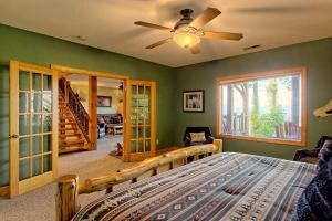 富兰克林Bear Paw Mountain Home Million Dollar Views- Sunset View Every Night的一间卧室设有绿色的墙壁和吊扇