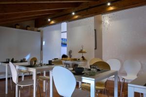 曼托瓦AmaMantua的用餐室配有白色的桌子和白色的椅子