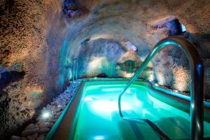 钦琼拉格拉亚乡村旅馆及Spa的石墙洞内的热水浴池