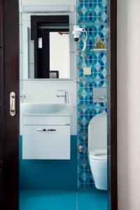 塞尔丘克Artemis Selcuk Suites的浴室配有白色水槽和卫生间。