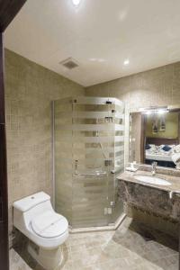 欧奈宰奥尼萨酒店的浴室配有卫生间、盥洗盆和淋浴。