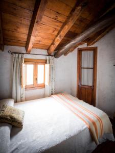 钦琼拉格拉亚乡村旅馆及Spa的卧室配有一张大白色床和窗户