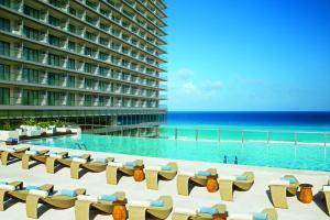 坎昆Secrets The Vine Cancun - All Inclusive Adults Only的度假酒店的游泳池享有海景。