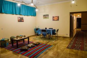 开罗Jamila Apartment For Families的一间配备有桌子和蓝色桌子及椅子的用餐室