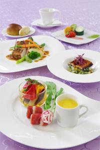 挂川市挂川大酒店的紫色的桌子,上面放着盘子和茶