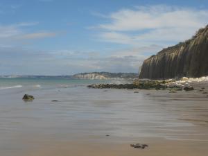 GueuresLA MENUISERIE D'ANDRE的一片拥有岩石、水和海洋的海滩