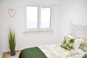 里斯本Belém River Apartment R/C的带沙发和窗户的客厅