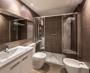 瓦伦西亚Mon Suites Catedral的浴室配有卫生间、盥洗盆和淋浴。