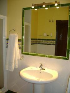 洛斯帕拉西奥西维利亚夫兰卡圣克鲁斯酒店的一间带水槽和镜子的浴室