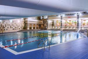 莫斯科宇宙酒店的大楼内的大型室内游泳池