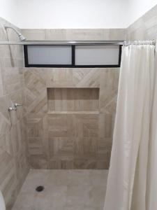 坎昆Estudio en Cancún centro的浴室内配有白色淋浴帘。
