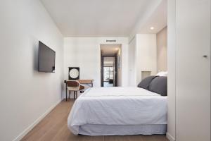 戛纳3P BETWEEN CROISETTE BEACHES AND ANTIBES STREET的白色卧室配有床和书桌
