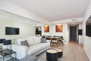 戛纳3P BETWEEN CROISETTE BEACHES AND ANTIBES STREET的客厅配有白色的沙发和桌子