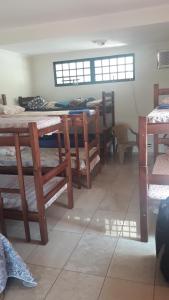大坎普Hostel DS的客房设有几张双层床和一张桌子。