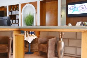 门兴格拉德巴赫Palazzo Hotel的餐厅内的酒吧设有椅子和电视