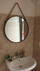 滨海波利尼亚诺Villa Rosalba的一间带水槽和镜子的浴室