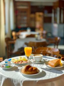 穆希亚Hotel La Cruz的餐桌上放有食物和橙汁