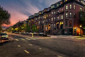 波士顿Charming Studio in Boston Brownstone, C.Ave#5的一条城市街道,汽车停在建筑前