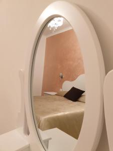 奇维塔韦基亚Museum Guest House的一间卧室配有一张床和镜子