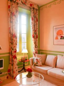 蒙布兰莱班Chateau des Gipières bij de Mont Ventoux的带沙发和窗户的客厅