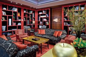 波士顿波士顿千禧国际酒店 的带沙发和书架的客厅