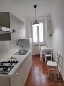 佛罗伦萨Casa Naldi 2的厨房配有炉灶和桌椅