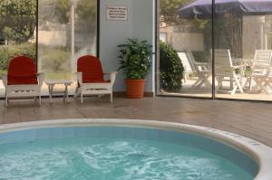 达拉姆达勒姆千禧国际酒店的一个带椅子和桌椅的游泳池