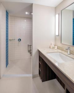 圣乔治斯勒乔治村酒店的一间带水槽和淋浴的浴室