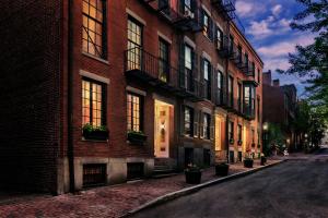 波士顿Charming & Stylish Studio on Beacon Hill #3的街上有窗户和盆栽植物的砖砌建筑
