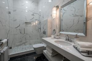 普罗夫迪夫29A Guesthouse的带淋浴、盥洗盆和卫生间的浴室