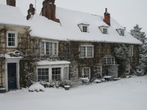 切姆乐富门住宿加早餐旅馆的雪覆盖的古老石屋