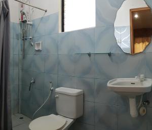 曼巴豪山景度假屋的一间带卫生间、水槽和镜子的浴室