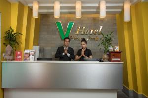 金边金边V酒店的两名坐在酒店大堂柜台的宾客