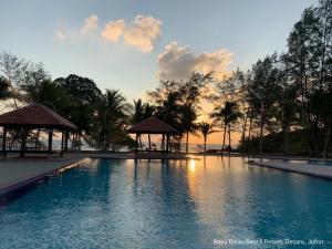 迪沙鲁Desaru, Bayu Balau Beach Resort的一个带凉亭的游泳池,享有日落美景