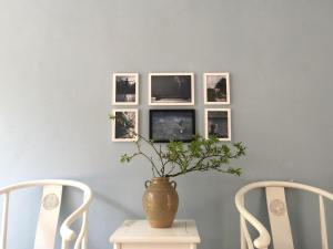 阳朔阳朔禅居团园客栈的墙上有三张照片的花瓶