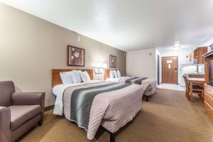 奥法伦Welcome Suites-O'Fallon的酒店客房带两张床和一间浴室