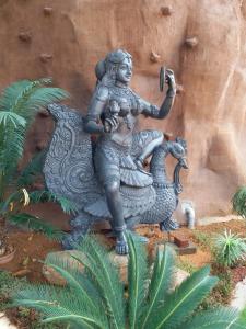 马杜赖Mount Retreat Resorts - Madurai的坐在龙上的女人的雕像
