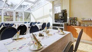 莱因费尔登-埃希特尔丁根斯特滕机场酒店的一间带桌椅的用餐室