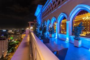 安卡拉梅林宫酒店的拥有蓝色灯光的建筑的阳台