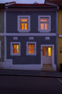 米库洛夫Hnízdo的窗户上有灯的房子
