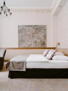弗罗茨瓦夫波兰珍品酒店&度假村的一间卧室配有一张带两个枕头的床
