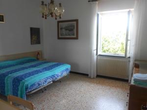 弗拉穆拉拉福斯德尔普拉托农家乐的一间卧室设有一张床和一个窗口