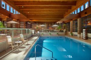桑德贝Valhalla Hotel & Conference Centre的一个带椅子和桌子的大型游泳池